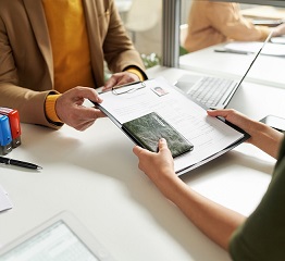 تحویل مدارک برای اخذ ویزا