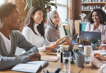 Cheerful business team having morning briefing in office, sharing creative ideas, close up SSUCv3H4sIAAAAAAAACoxXO4+tNhDuI+U/rKgvip/YpEyRLlKaVNEtDJhznAWMjLmb1Wr/e4bnAZvdTXfOzMeM5z3z9vNPT09JoQZTJr8+vU3/4L9pmnHwTnljOyCjbyvd6a7S7kjRlfHWGdUciYXy5b1TrQZiNzbNRH6fmcnglR8HPRyUDffRe+0Gb8tnINNdirnNtP5uvT0yVGULHcErp1U7eDNr3am97Sp++rhR7SsQ8P6d7u1g/KxlO