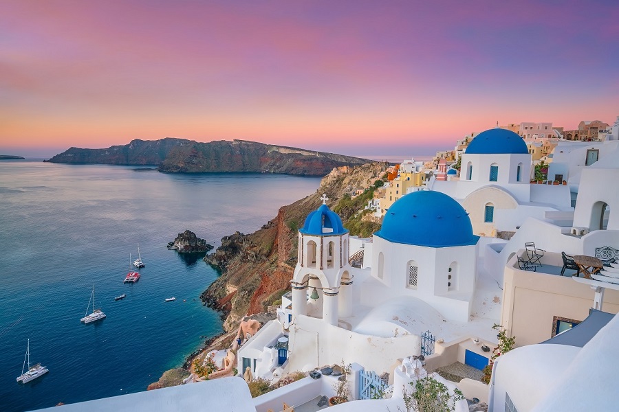 Oia,Town,Cityscape,At,Santorini,Island,In,Greece,At,Sunset.
